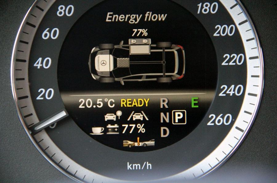  Mercedes-Benz E300 BlueTEC Hybrid 2012 года  (фото 17 из 60)